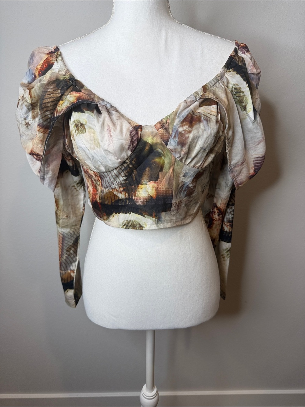 PrettyLittleThing Abstract Neutral Puff-Sleeve Cropped Top - Beige Brown Black 8